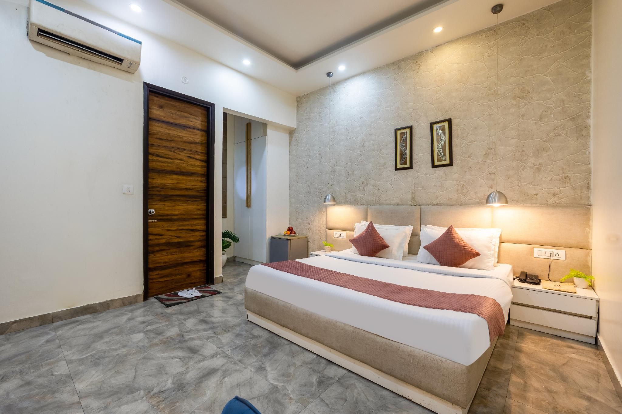 Deluxe Double Room With Private Bathroom