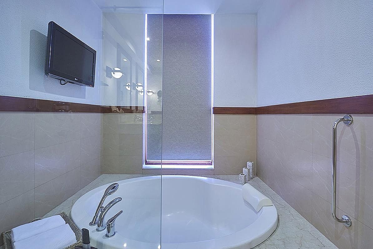 Deluxe Suite with Bathtub & Balcony