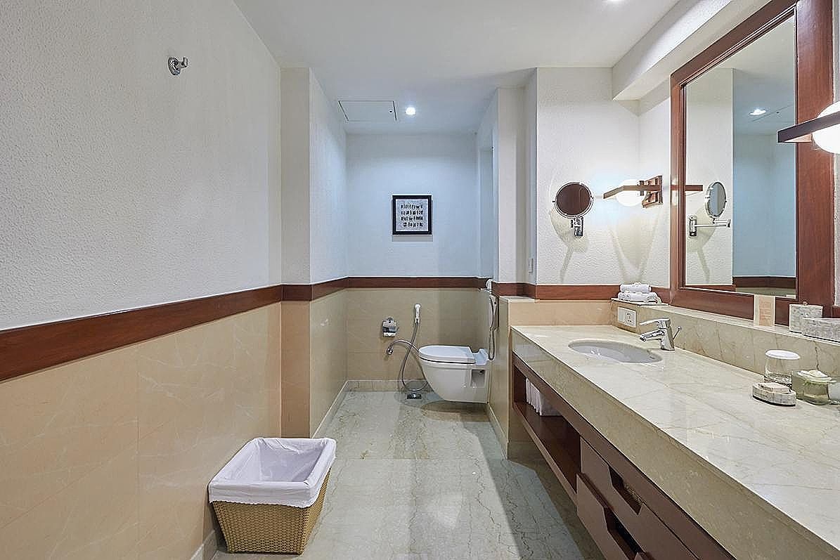 Deluxe Suite with Bathtub & Balcony