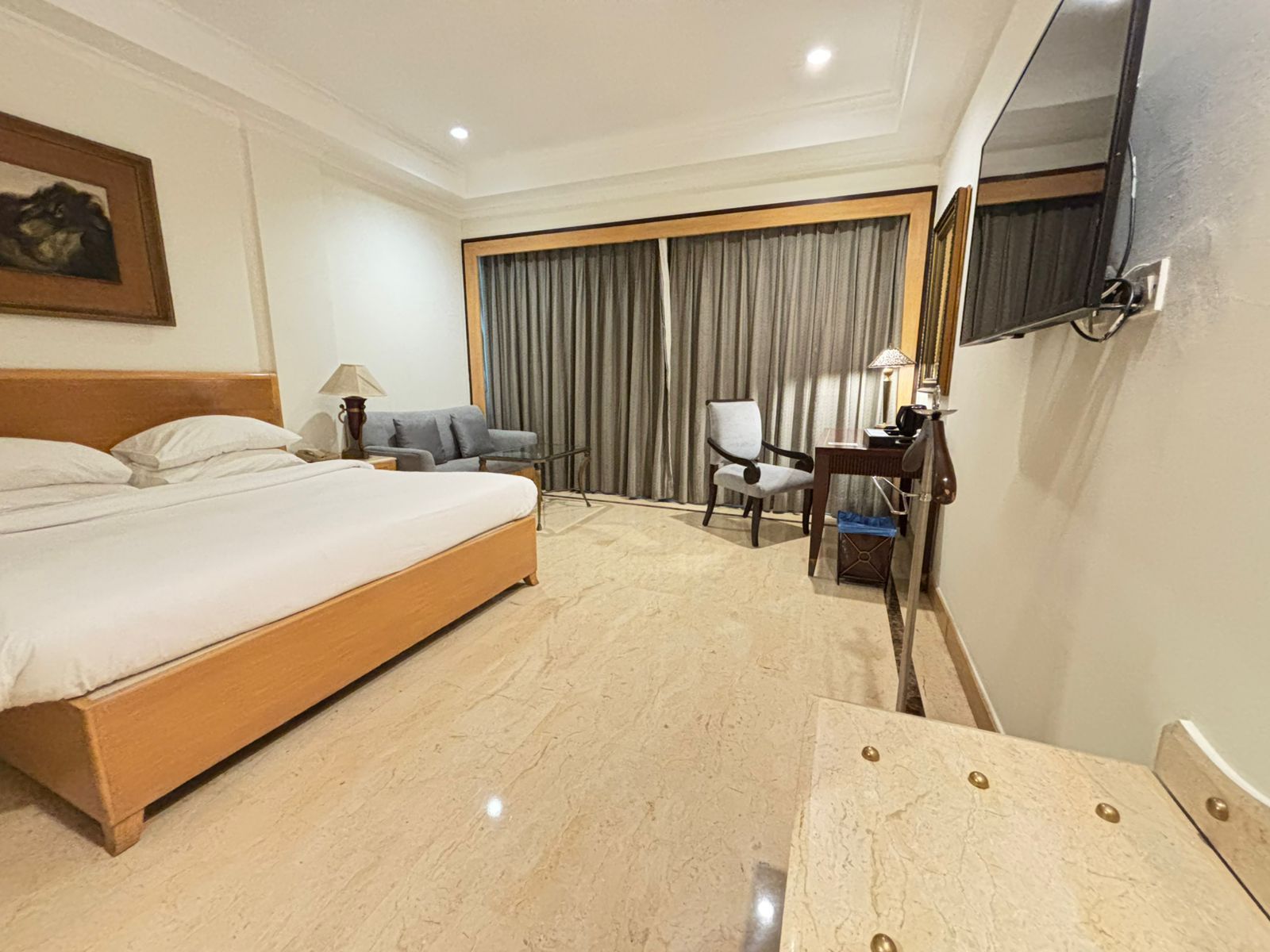 The Hans New Delhi Deluxe Room 3