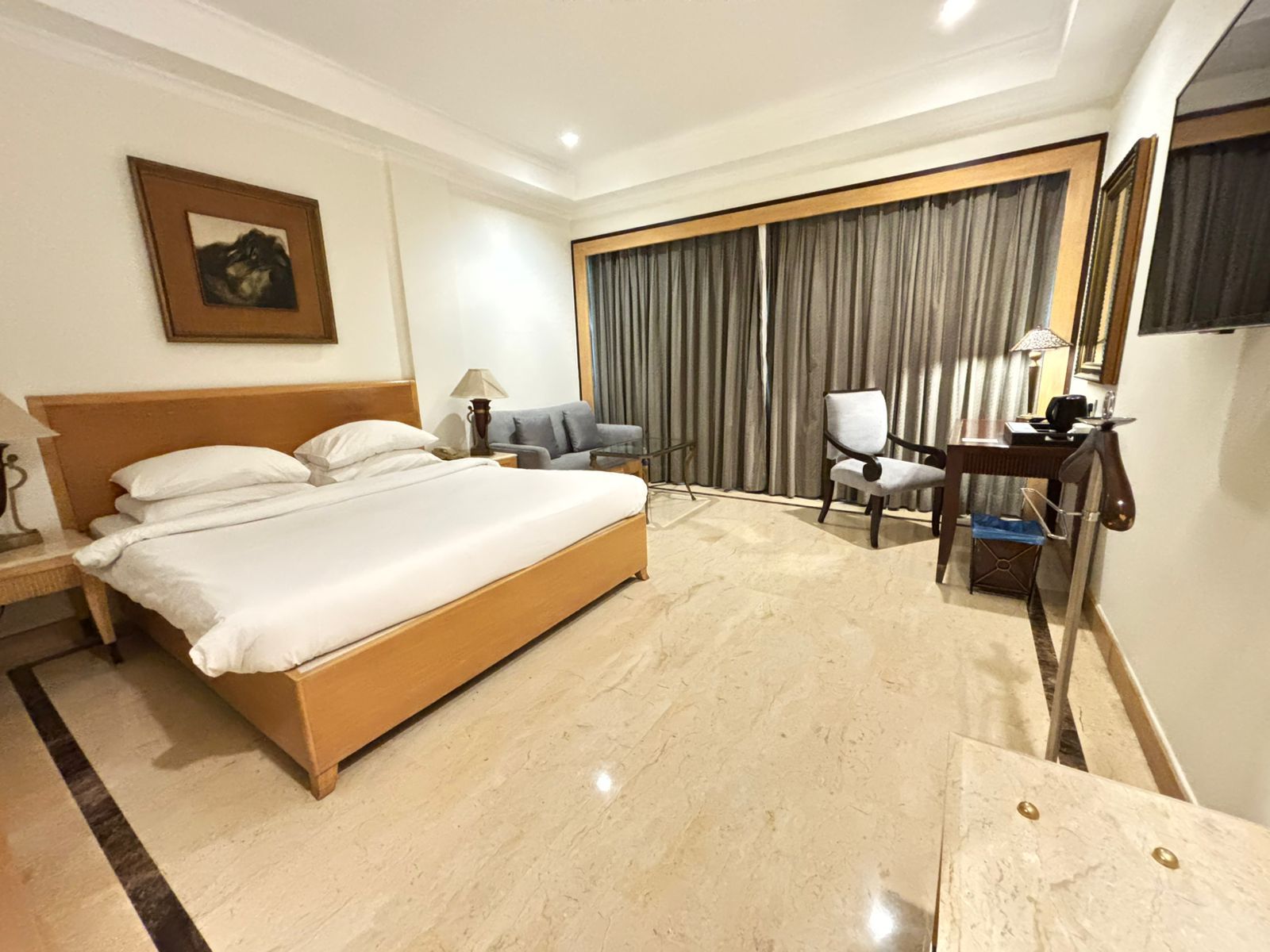 The Hans New Delhi Deluxe Room 2