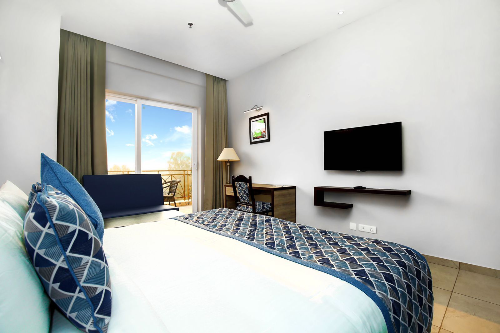 The Zenith - A Boutique Hotel By Hot Millions Deluxe Room 3