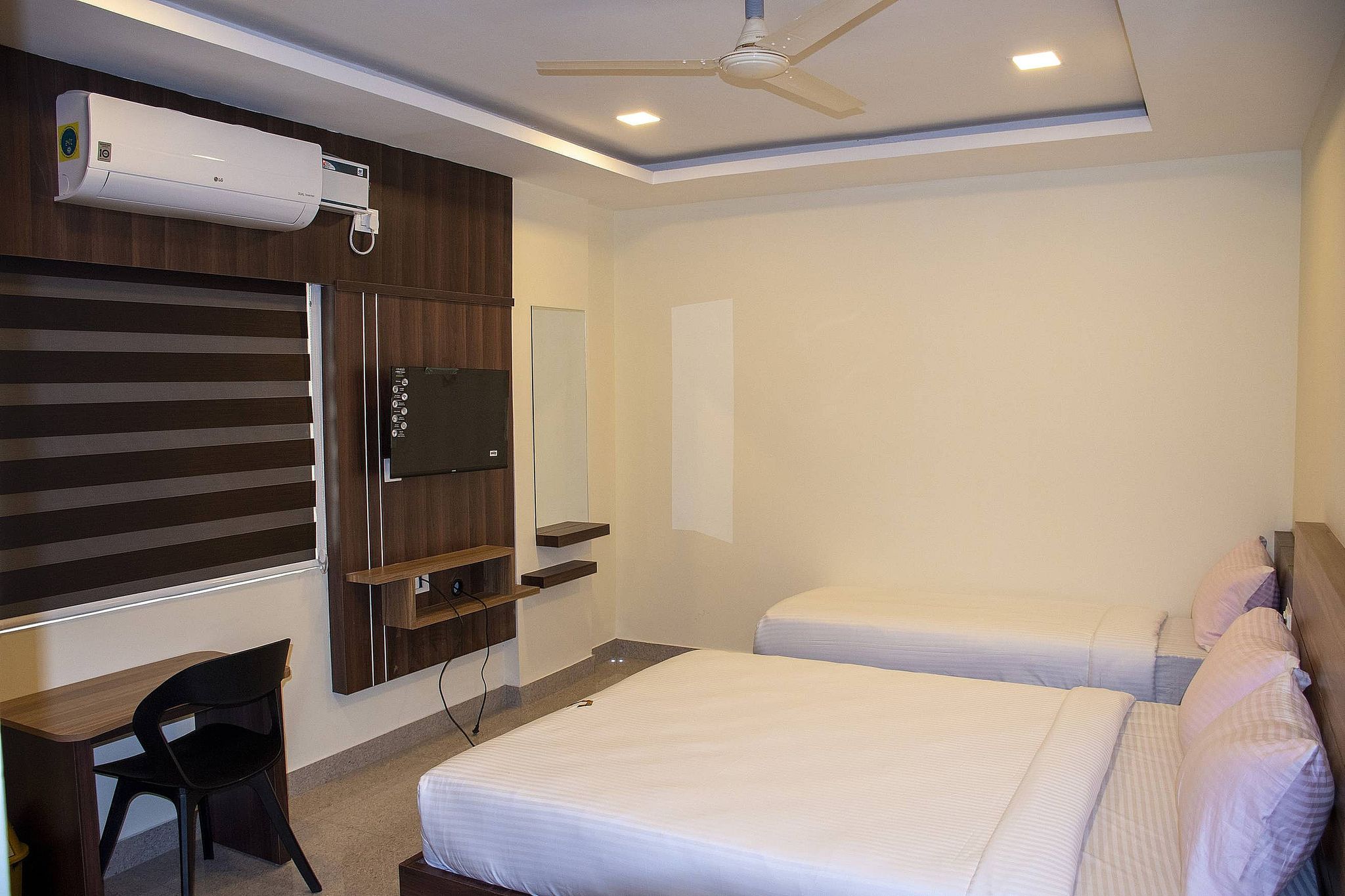 undefined Crystal Inn 4