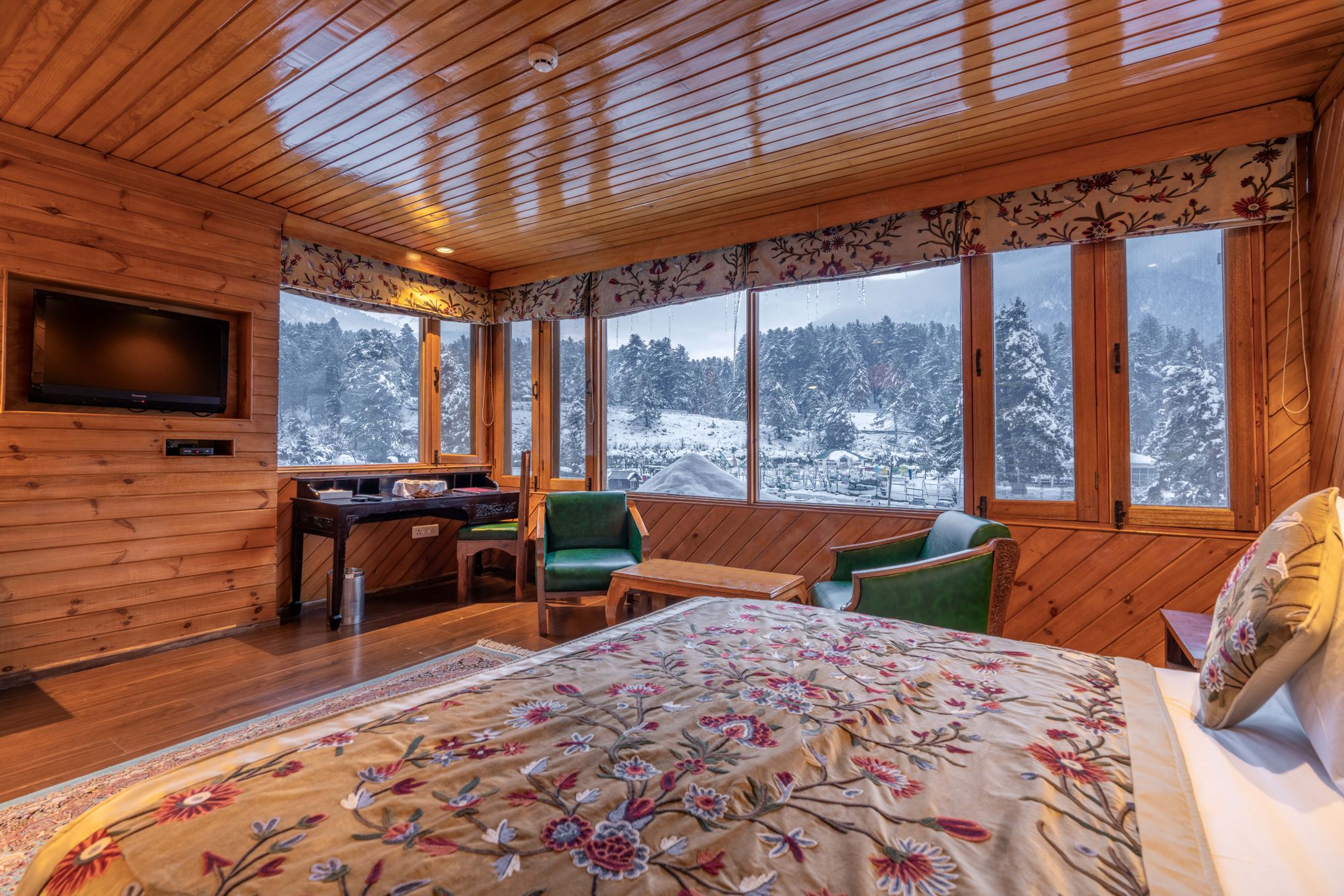 Heevan Pahalgam - River Front Luxury Retreat Deluxe Room River View 2