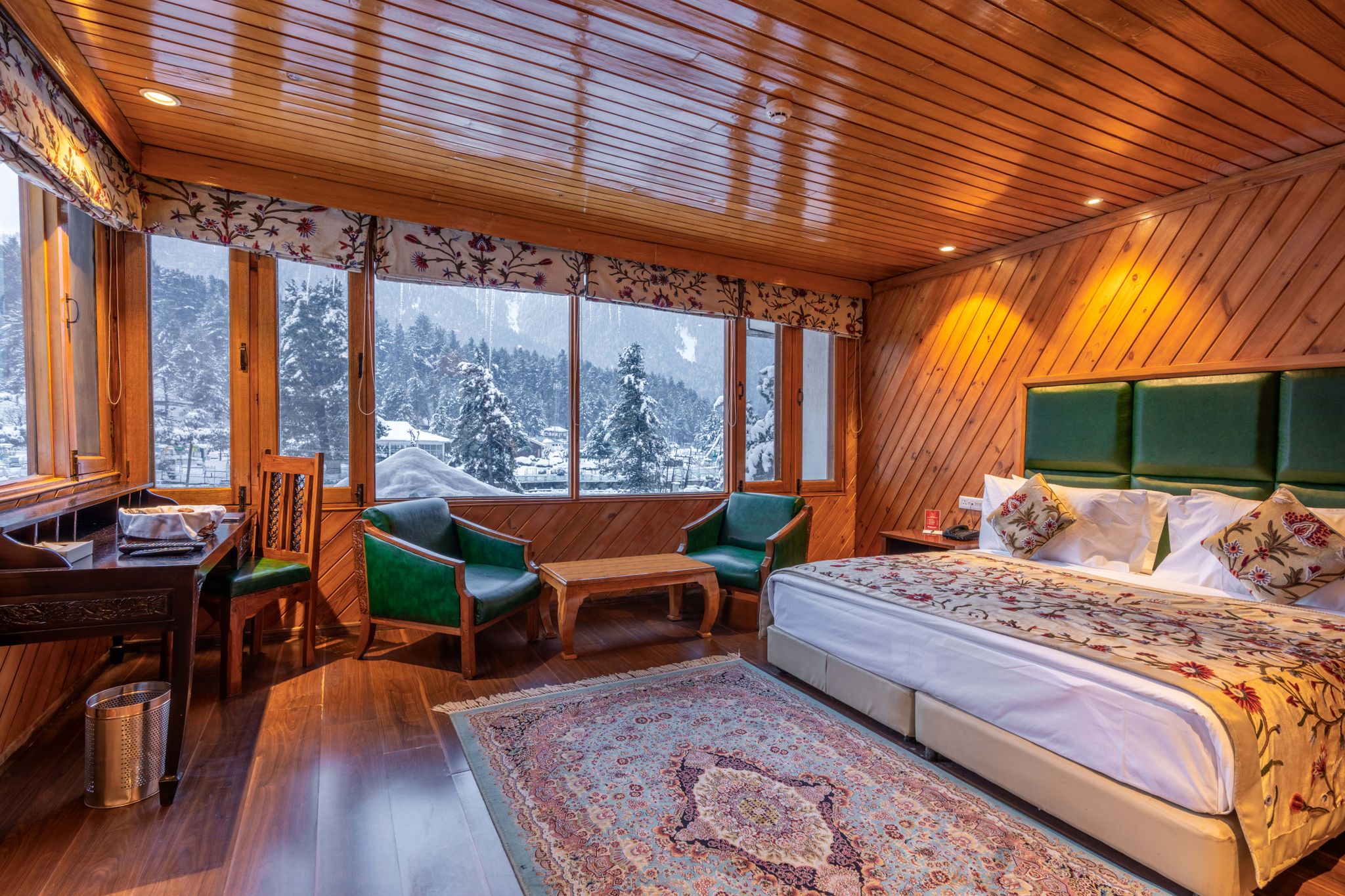 Heevan Pahalgam - River Front Luxury Retreat Deluxe Room River View 3