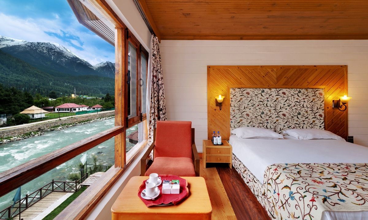 Heevan Pahalgam - River Front Luxury Retreat Deluxe Room River View