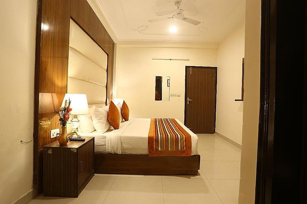 undefined Hotel Earth 8