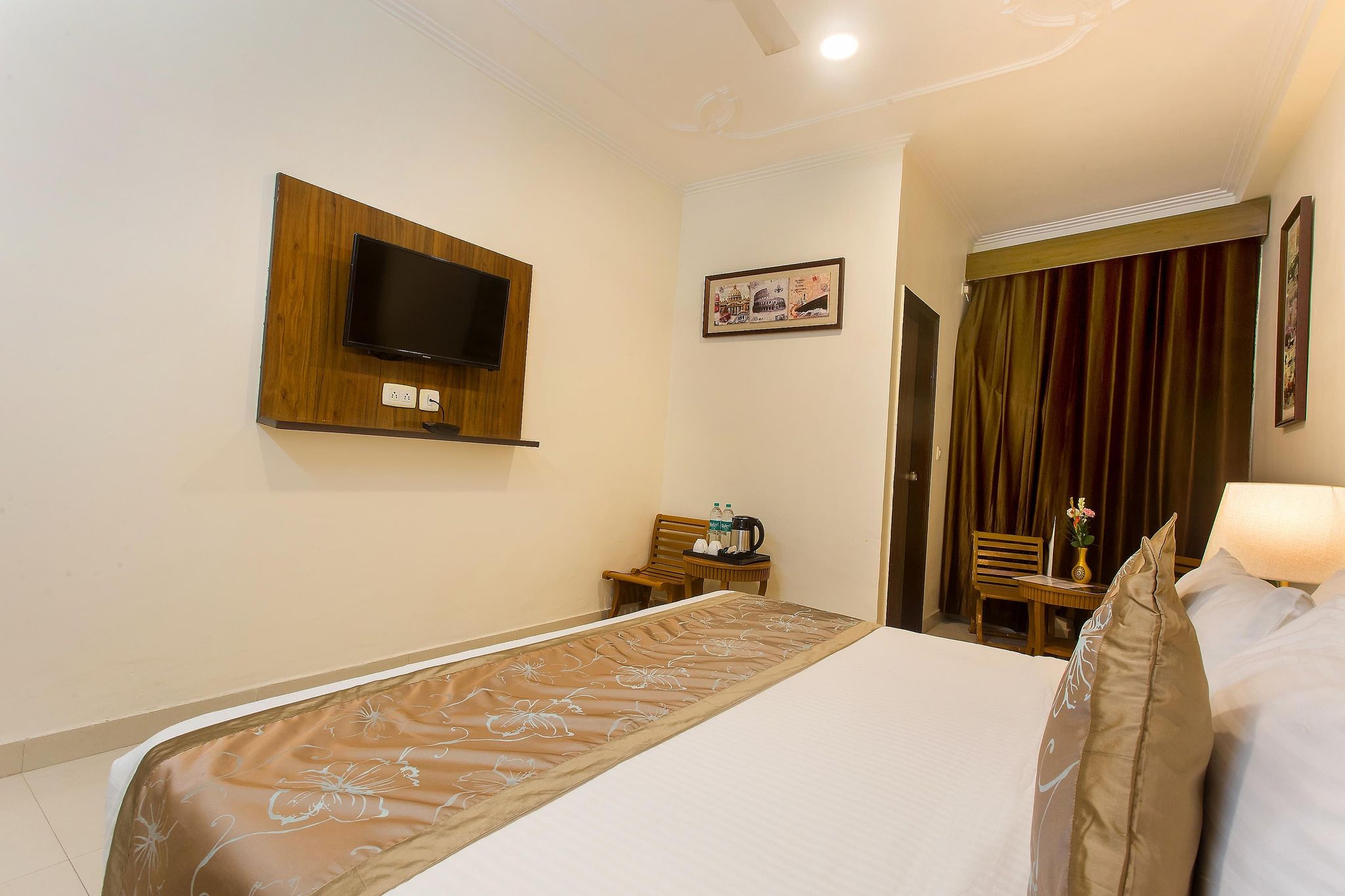 Hotel Earth Deluxe Double Room 4