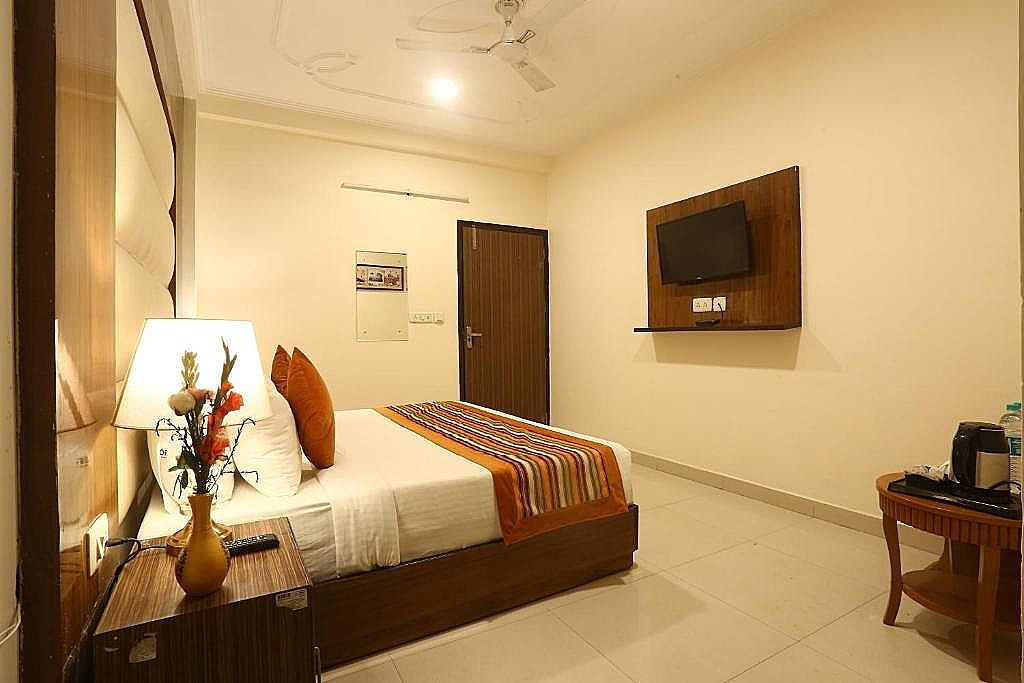 Hotel Earth Deluxe Double Room 2