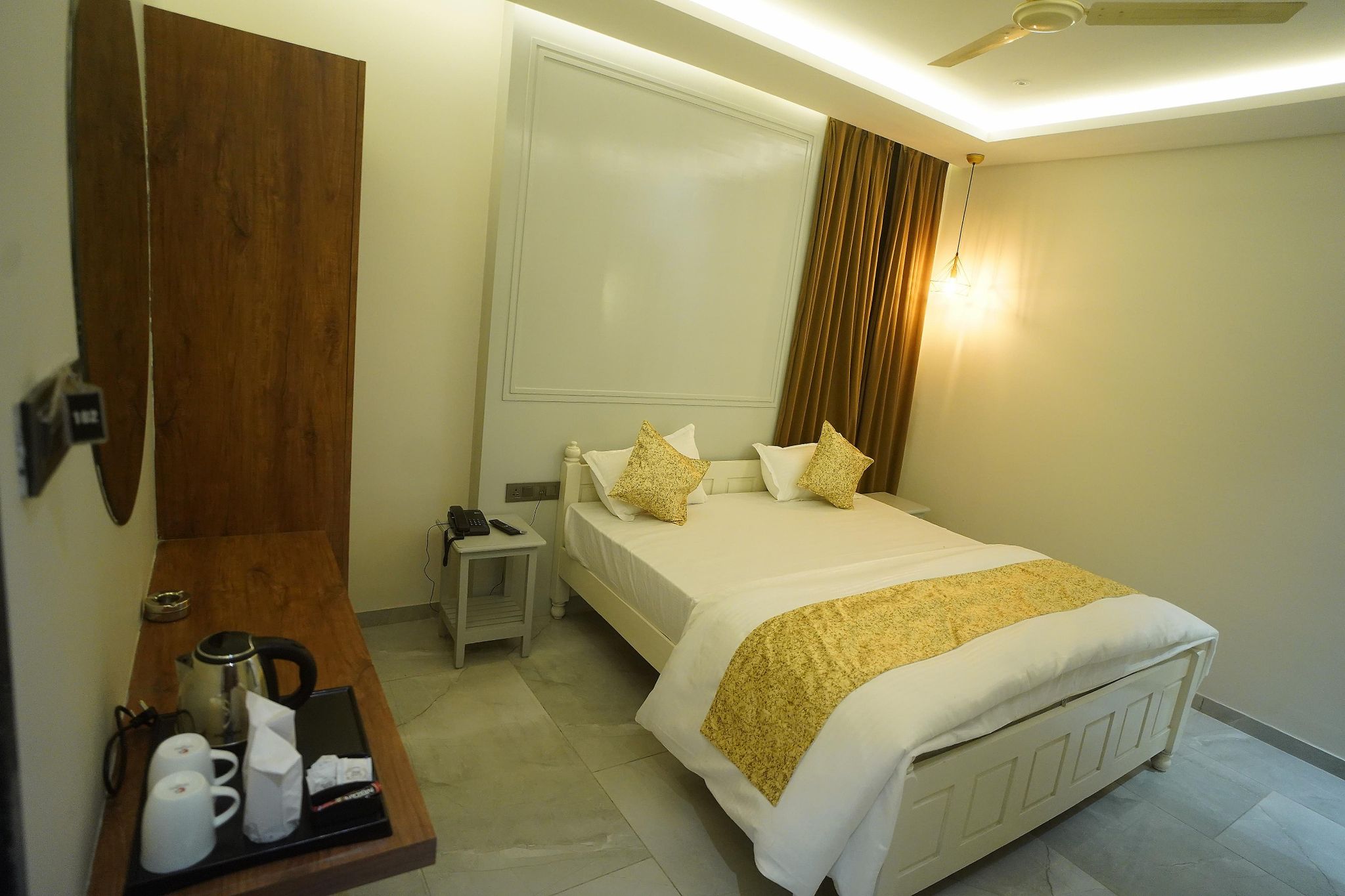 Hotel Lunar Stays Deluxe 4