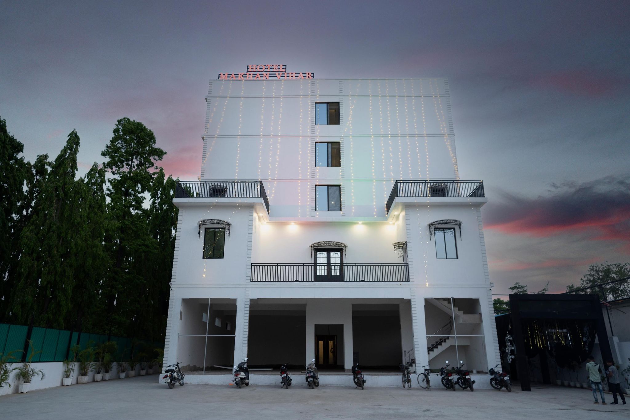 HOTEL MAKHAN VIHAR