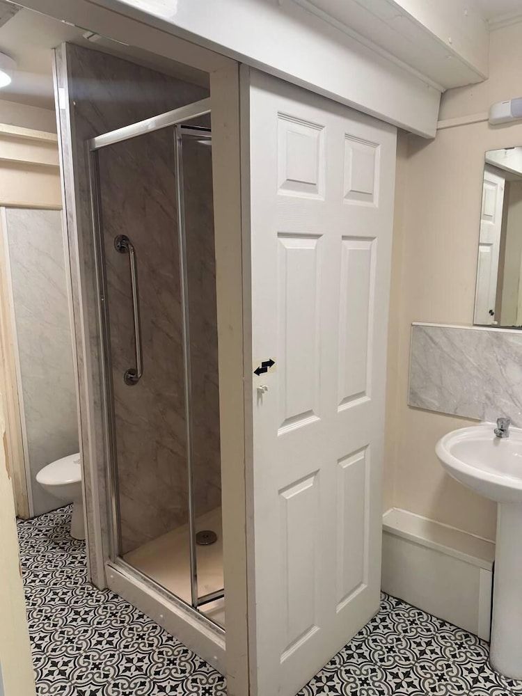 City Centre Guest House - Gloucester Park Classic Single Room, Ensuite (Basement level)