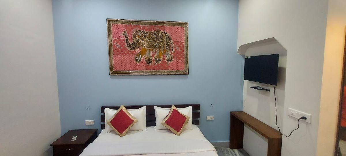Hotel Natraj Palace Deluxe Room 4