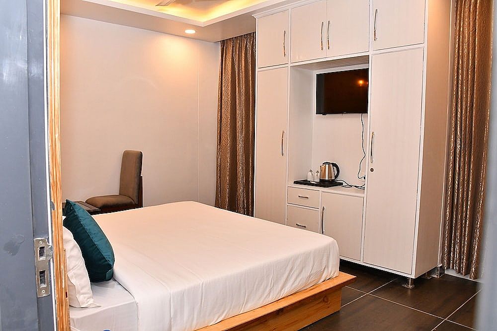 Hotel The Crown Deluxe Room With Market & Valley View 5