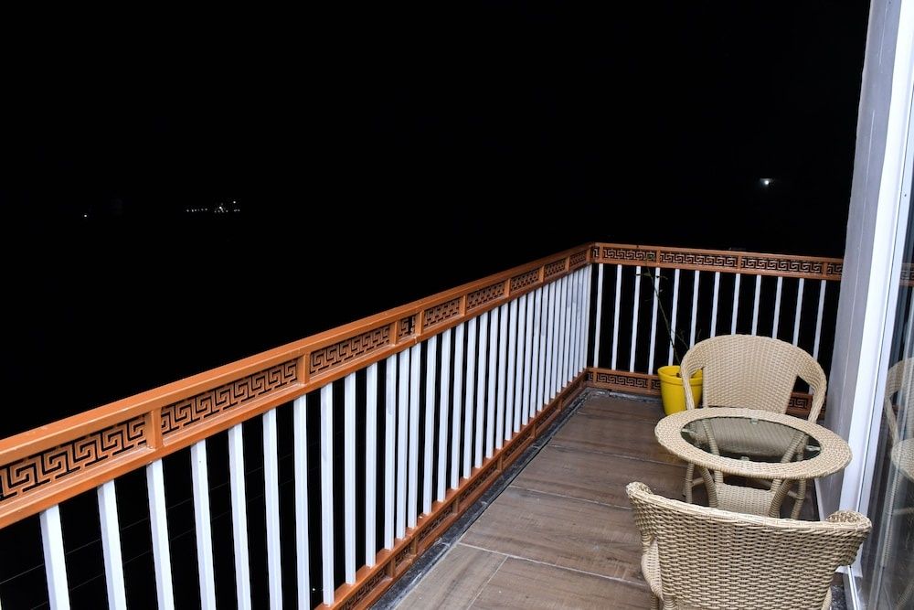 Hotel The Crown Deluxe Room With Market & Valley View 6