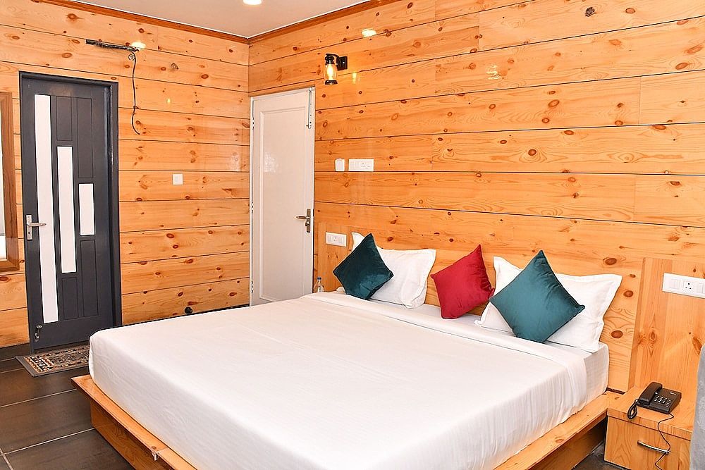 Hotel The Crown Deluxe Room With Market & Valley View 4