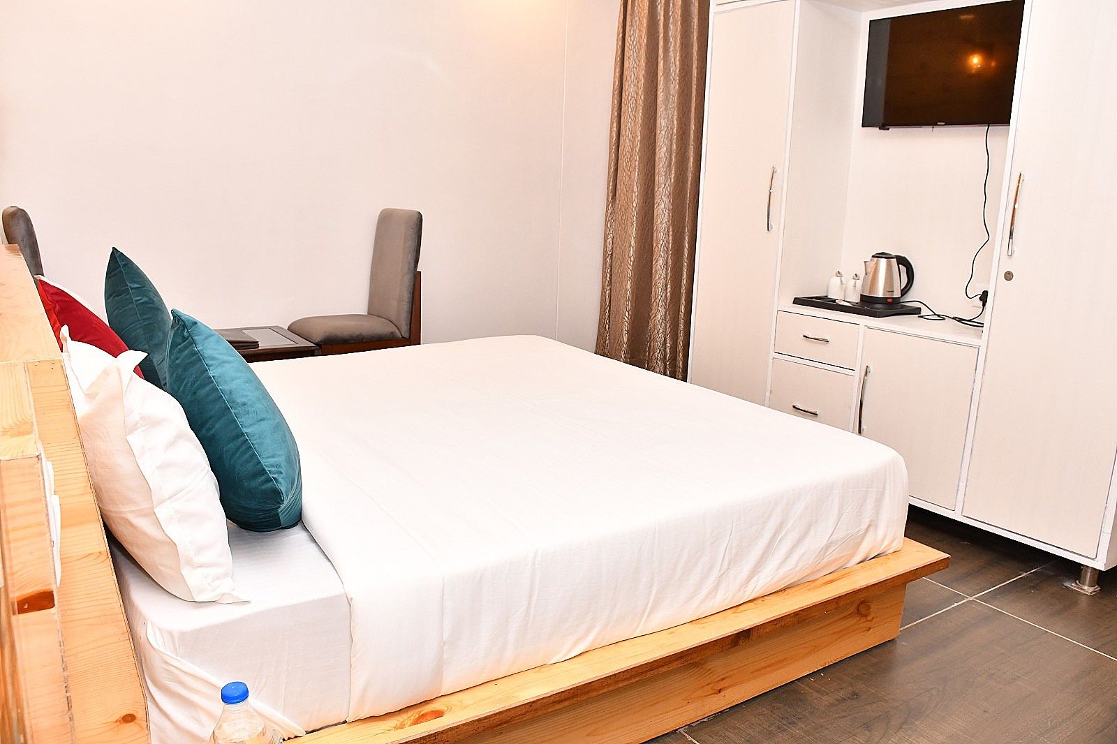 Hotel The Crown Deluxe Room With Market & Valley View 3