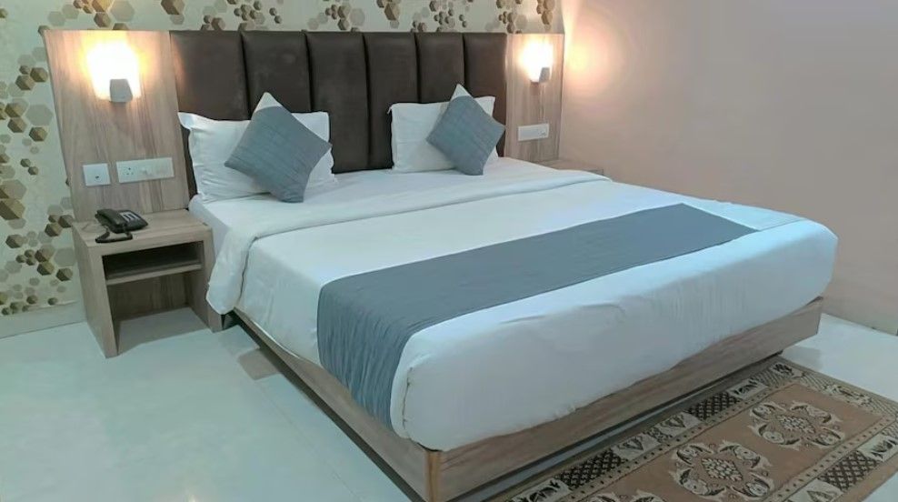  Hotel VIP Square Deluxe AC Room