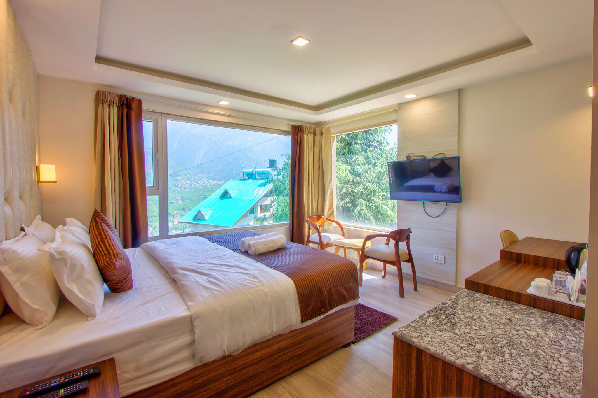 Deluxe with Balcony Mountain View