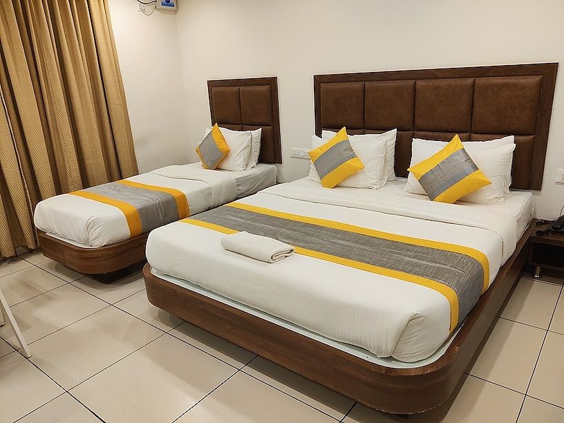 Relax Inn Deluxe AC 7