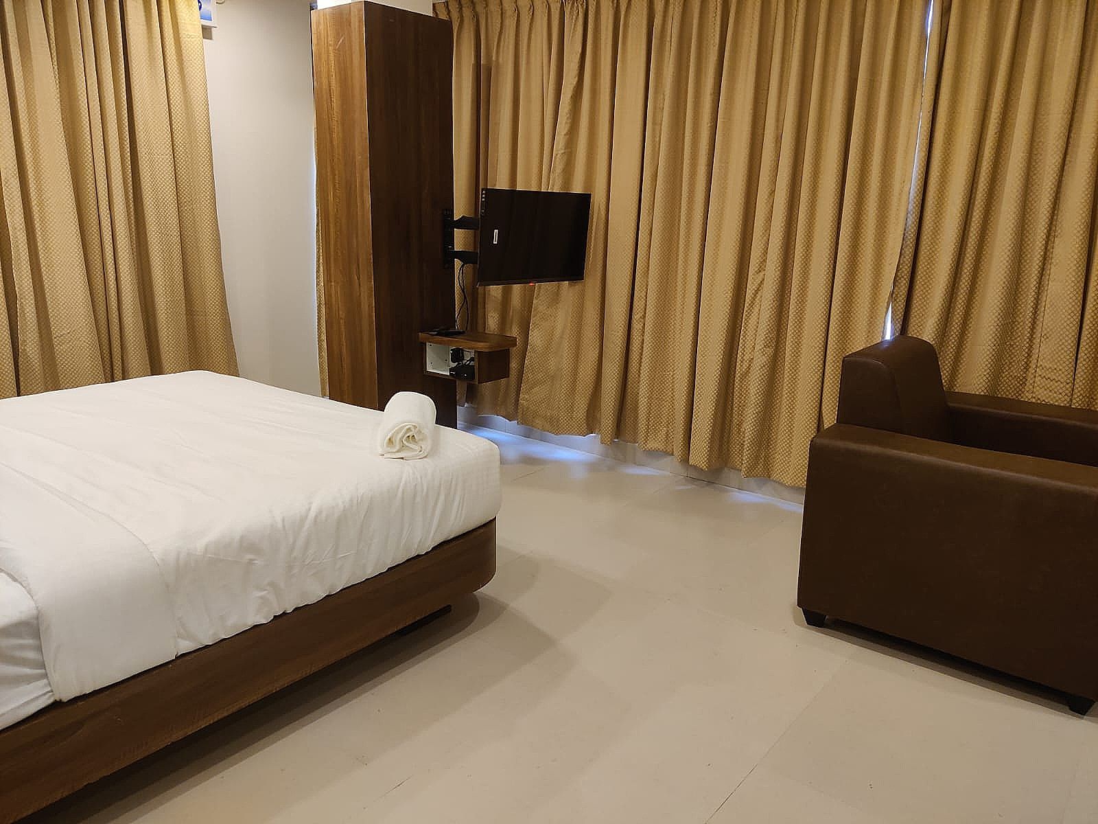 Relax Inn Deluxe AC 4