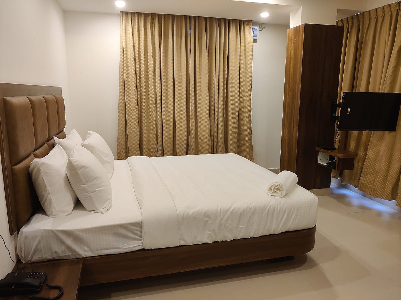 Relax Inn Deluxe AC 3