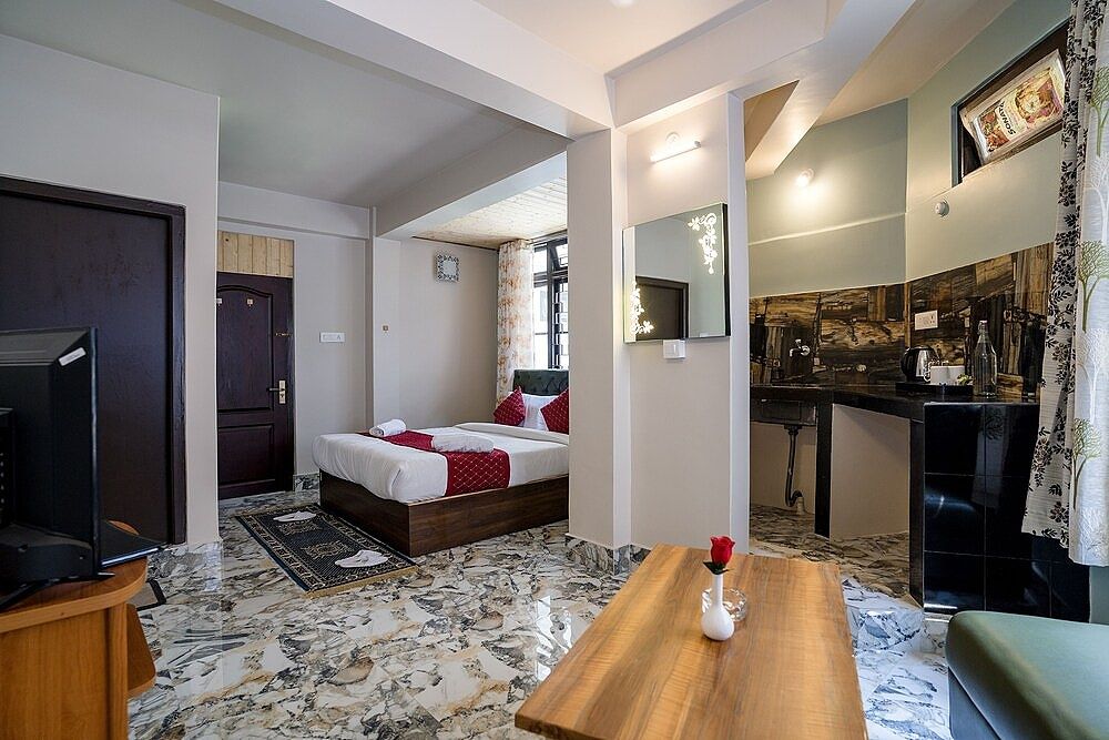 Sparrow Juniper Tree Near Mg Marg Comfort Room 21