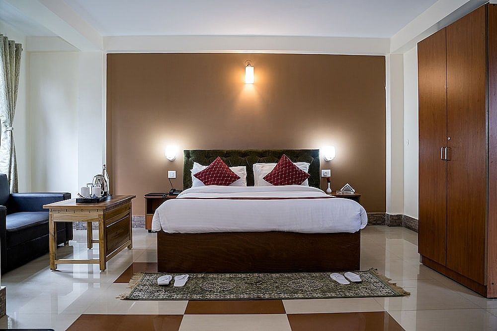 Sparrow Juniper Tree Near Mg Marg Comfort Room 6