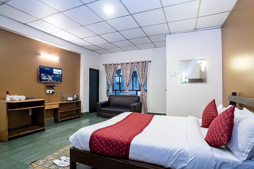 Sparrow Juniper Tree Near Mg Marg Comfort Room 22