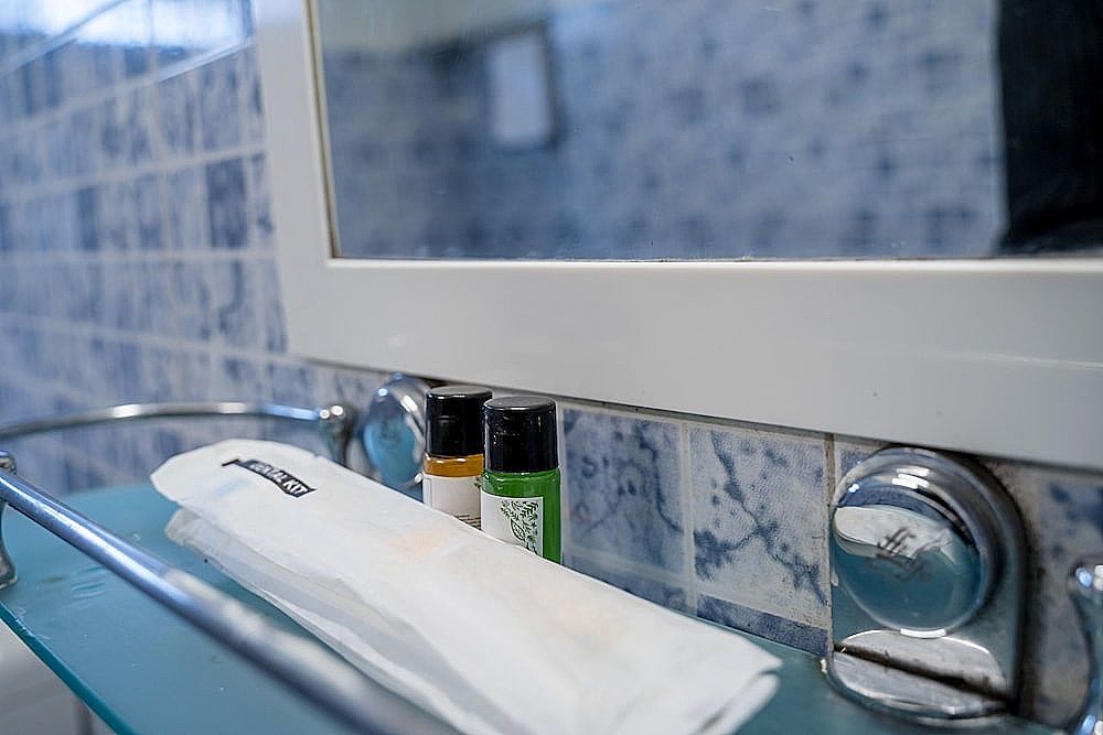 Sparrow Juniper Tree Near Mg Marg Comfort Room 32