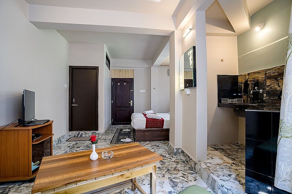 Sparrow Juniper Tree Near Mg Marg Comfort Room 34