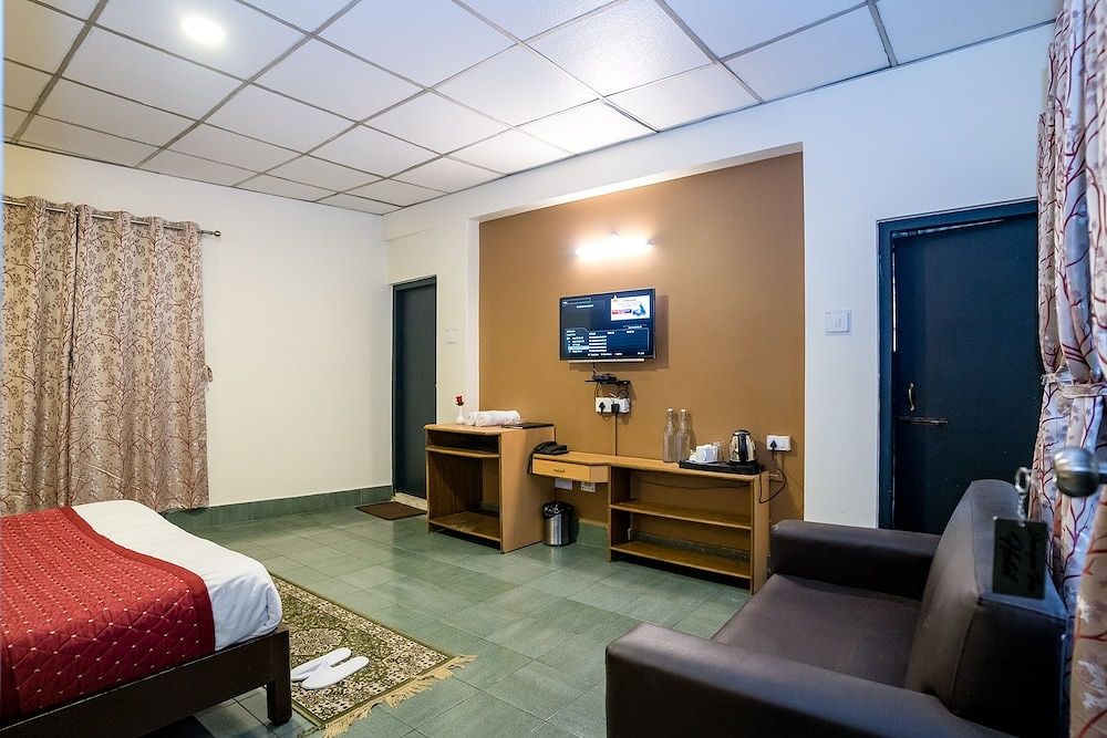 Sparrow Juniper Tree Near Mg Marg Comfort Room 37