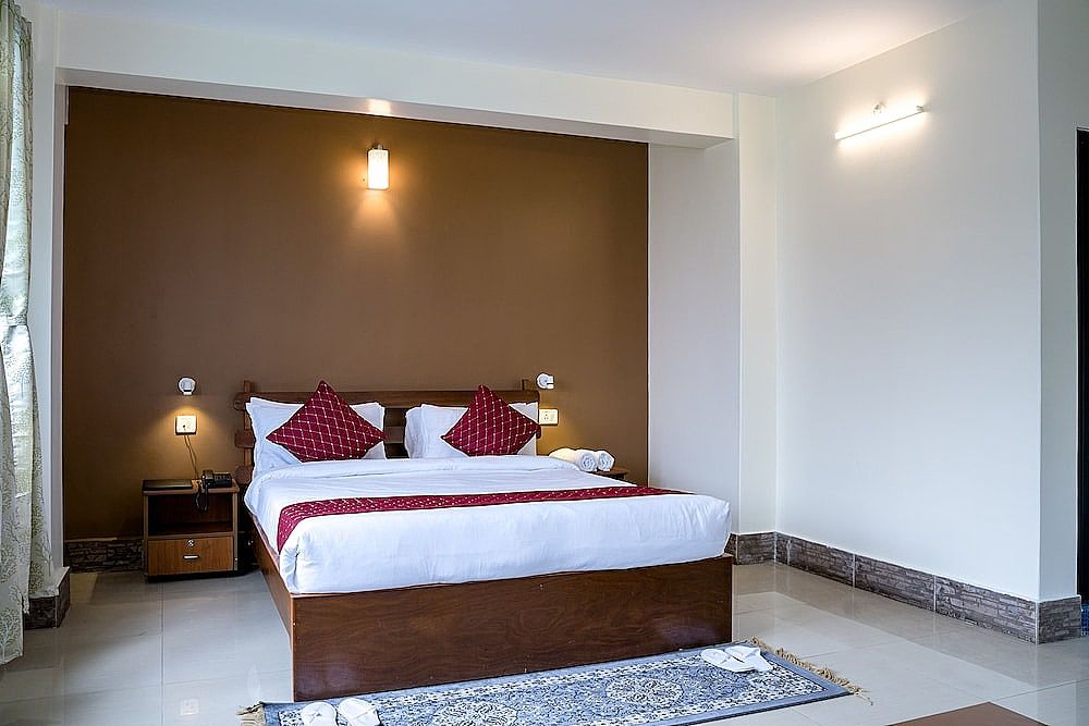 Sparrow Juniper Tree Near Mg Marg Comfort Room 3