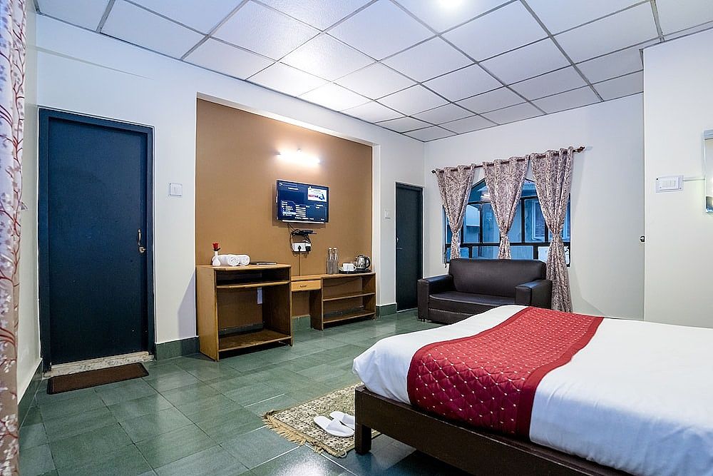 Sparrow Juniper Tree Near Mg Marg Comfort Room 20