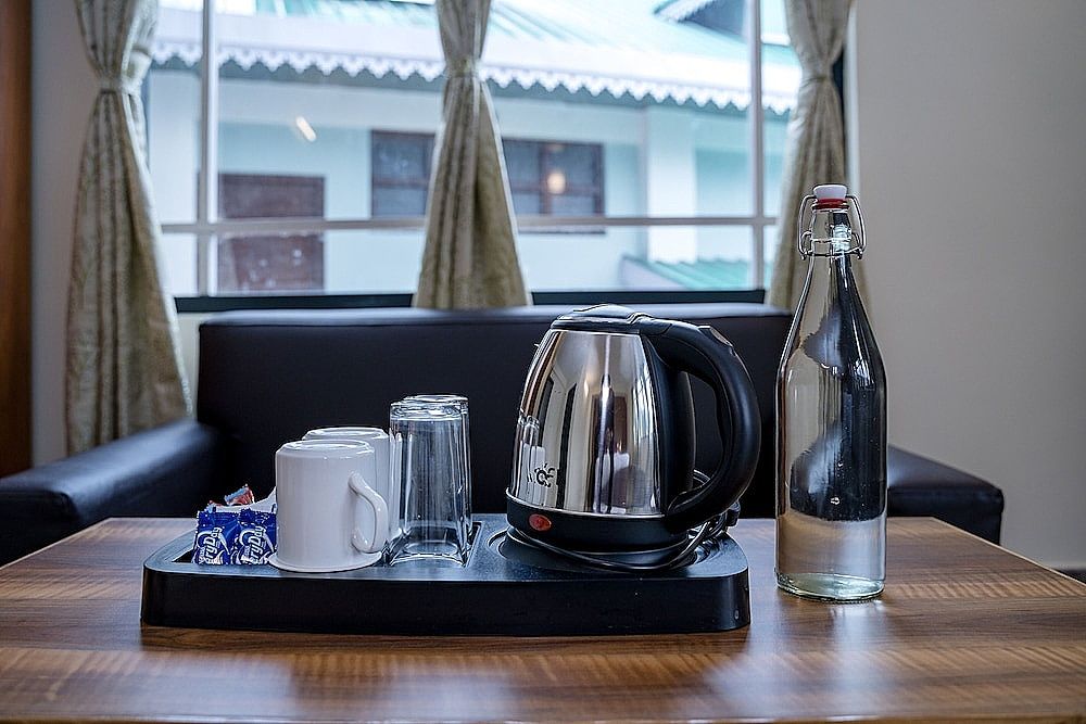 Sparrow Juniper Tree Near Mg Marg Comfort Room 33