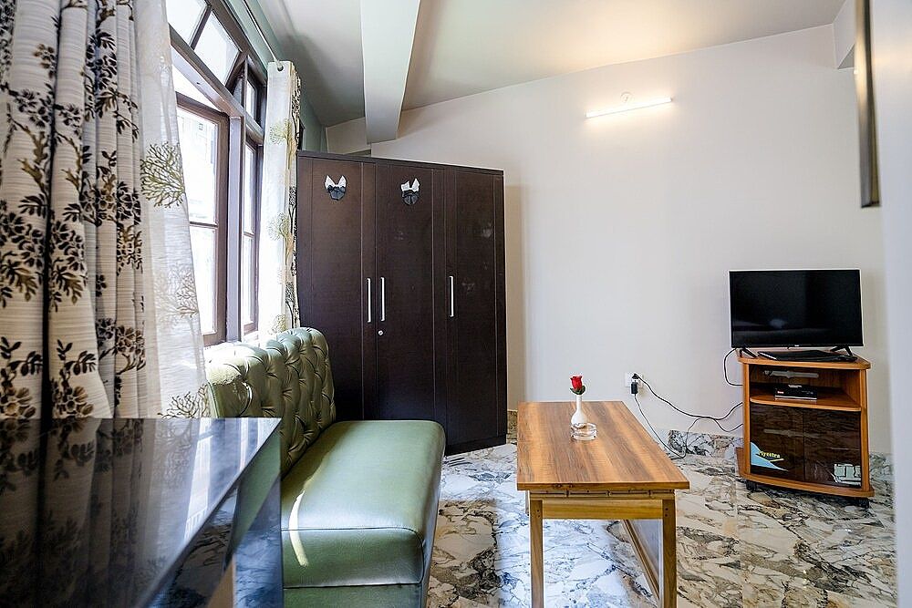 Sparrow Juniper Tree Near Mg Marg Comfort Room 36