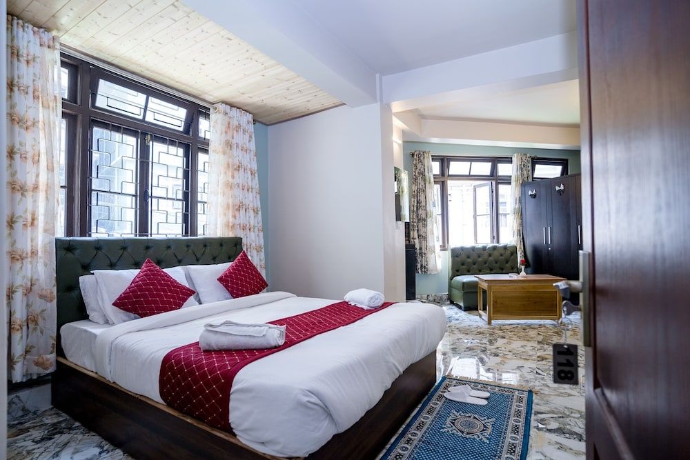 Sparrow Juniper Tree Near Mg Marg Comfort Room