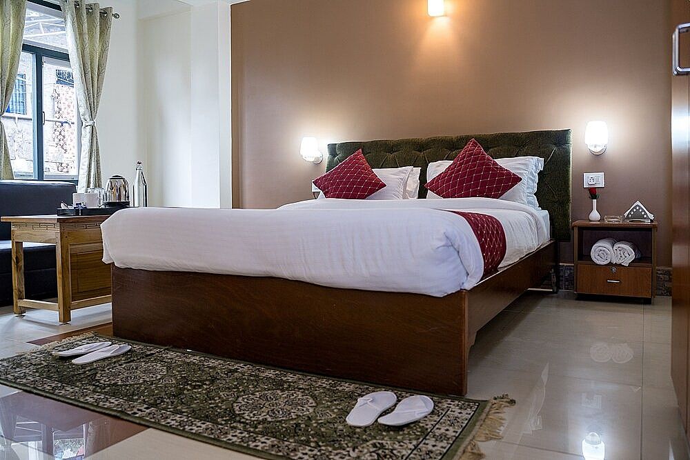 Sparrow Juniper Tree Near Mg Marg Comfort Room 2