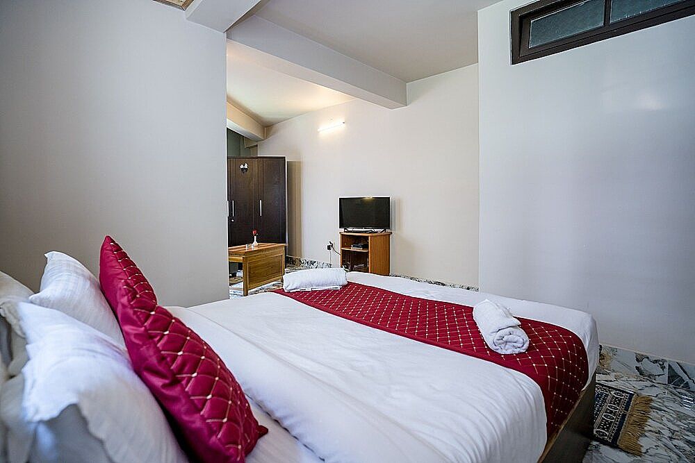 Sparrow Juniper Tree Near Mg Marg Comfort Room 24