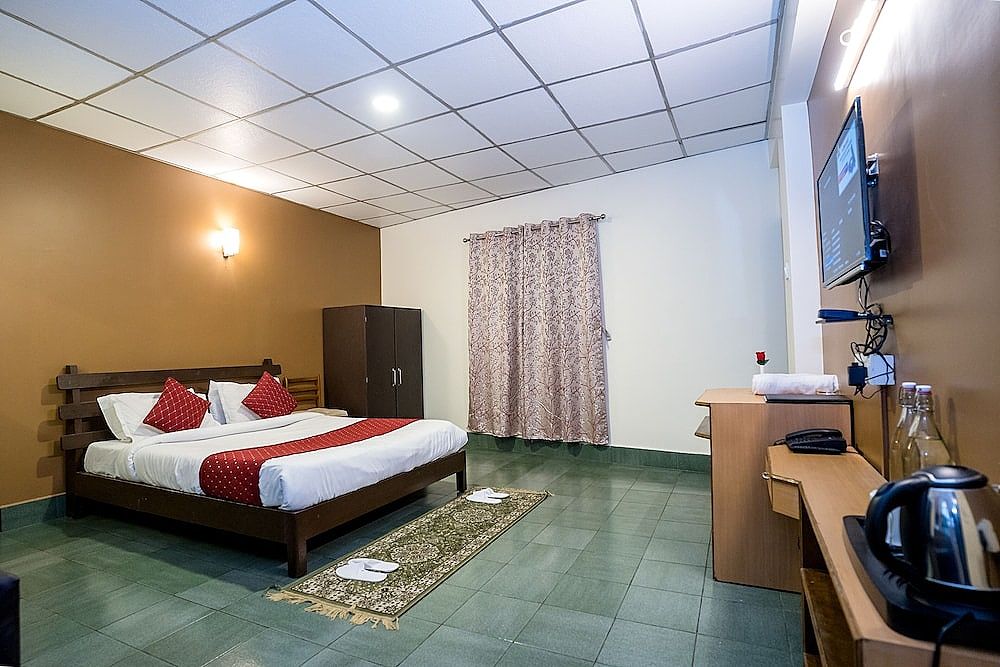 Sparrow Juniper Tree Near Mg Marg Comfort Room 18