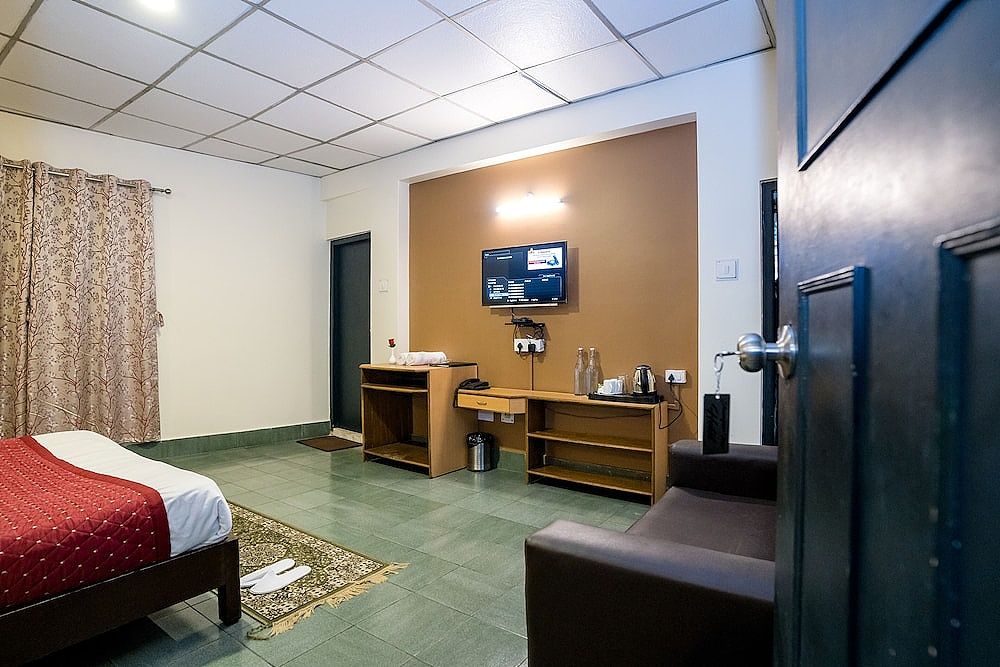 Sparrow Juniper Tree Near Mg Marg Comfort Room 38