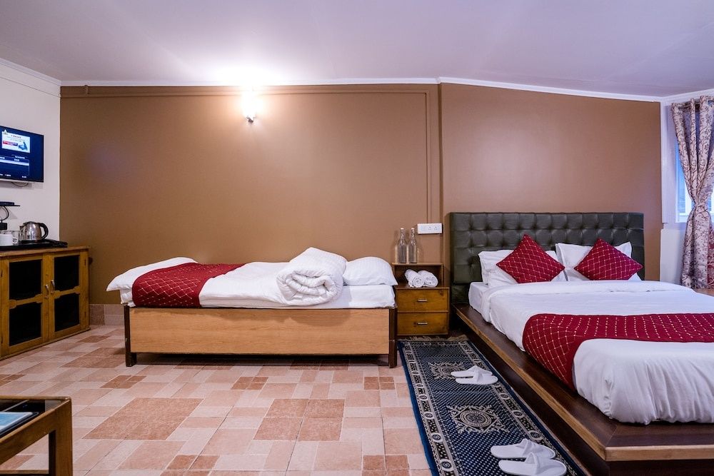 Sparrow Juniper Tree Near Mg Marg Comfort Room 12