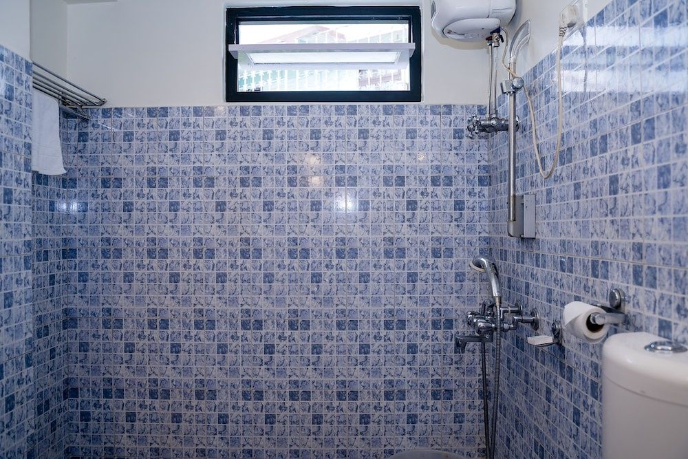 Sparrow Juniper Tree Near Mg Marg Comfort Room 27