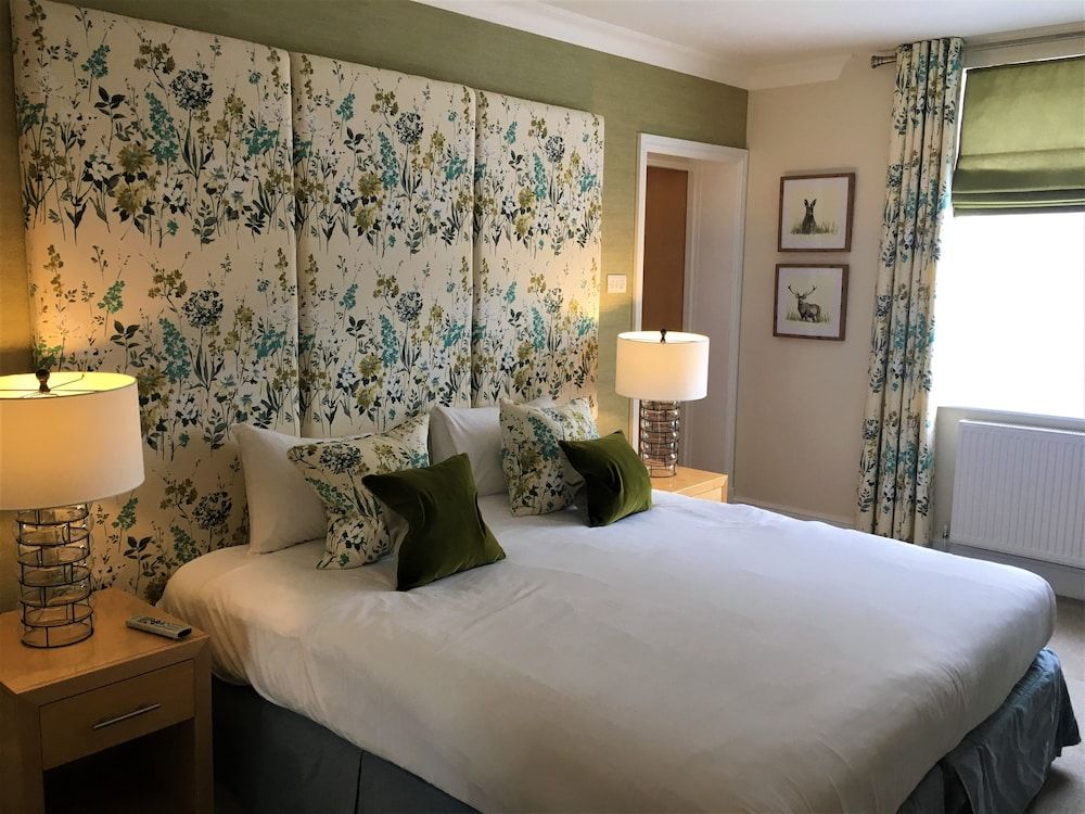 The Highworth Hotel Classic Twin Room 2