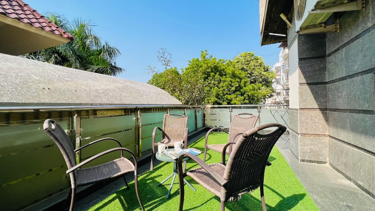 undefined BluO 3BHK Green Park, Private Garden Balcony, Lift 2