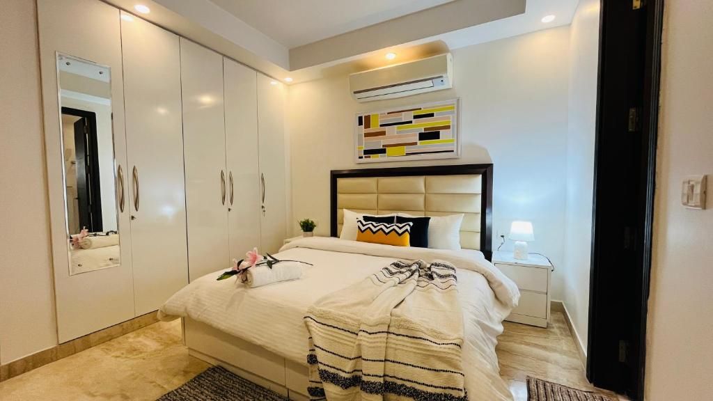 undefined BluO 3BHK Green Park, Private Garden Balcony, Lift 8