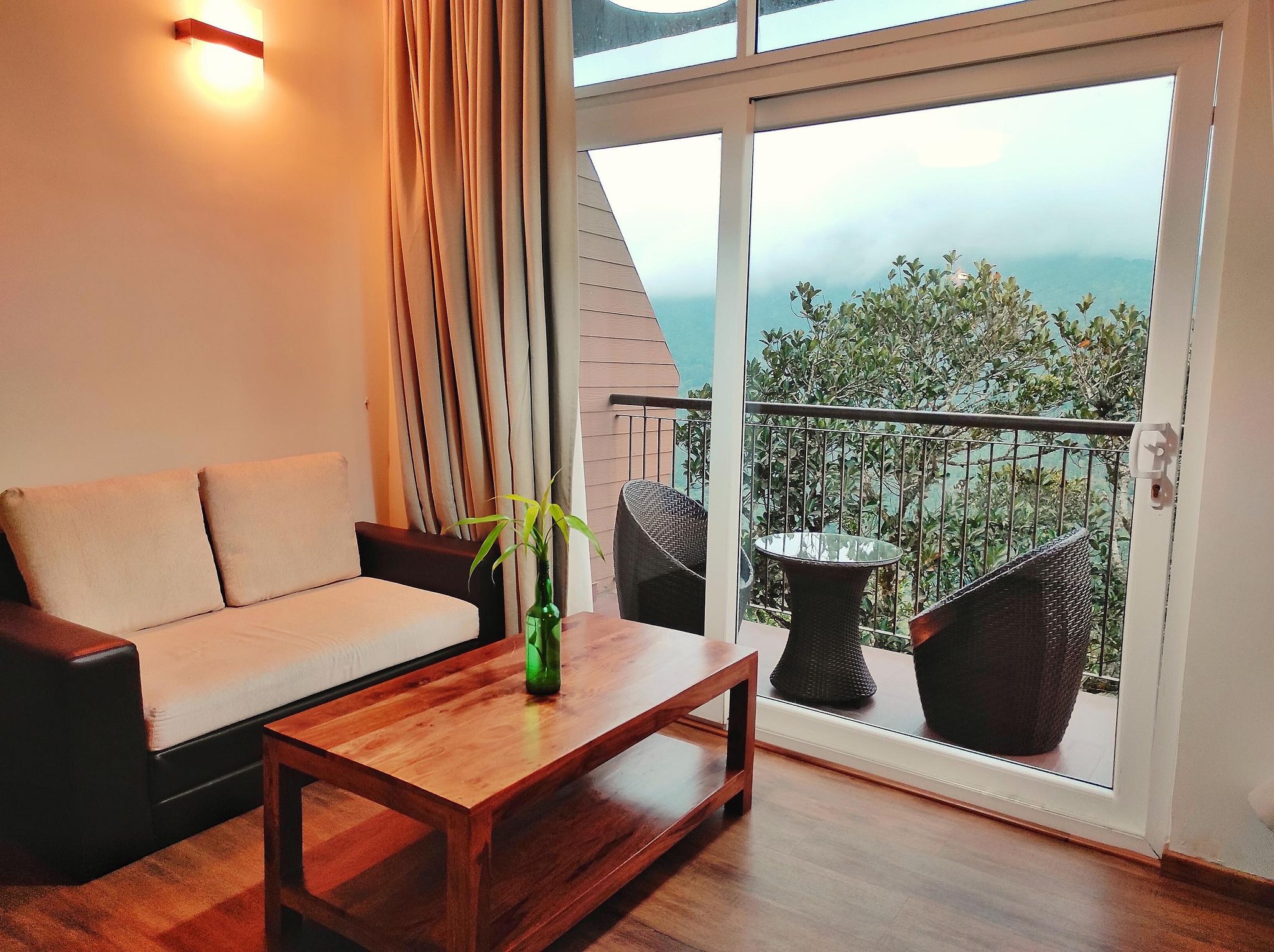 Shola Crown Resort, Munnar Luxury Suite 6