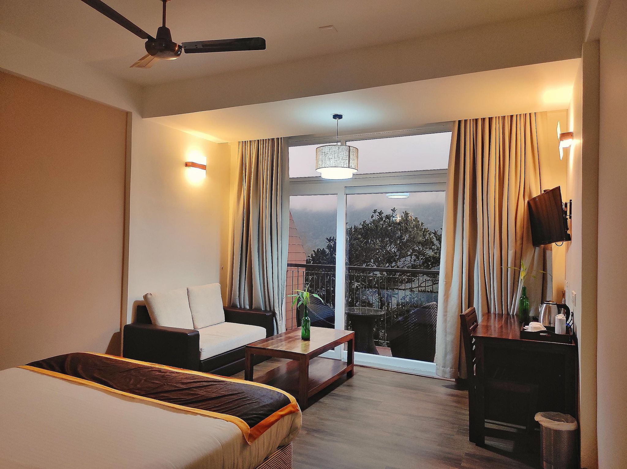 Shola Crown Resort, Munnar Luxury Suite 8