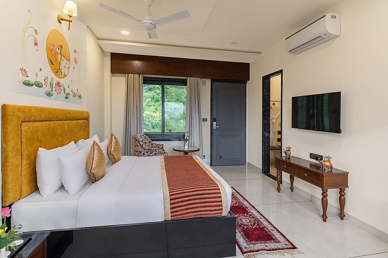 Traavista Aravali Mahal - Luxury Lake View Heritage Resort  Deluxe Room 4
