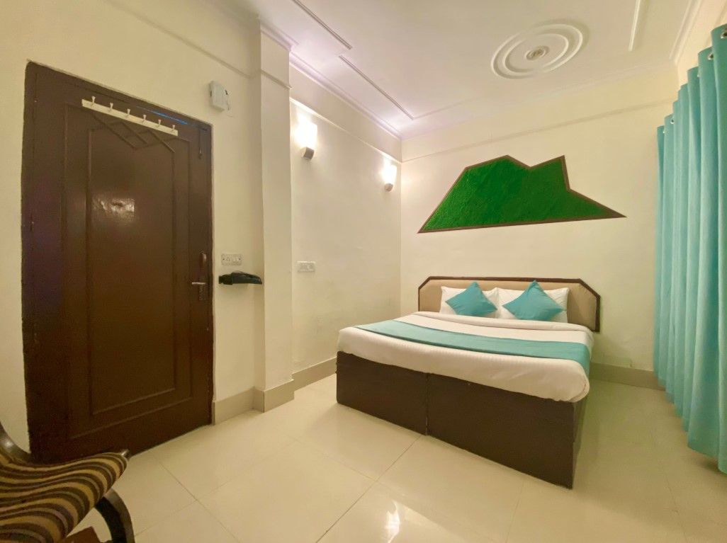 undefined Hotel Mall road 8